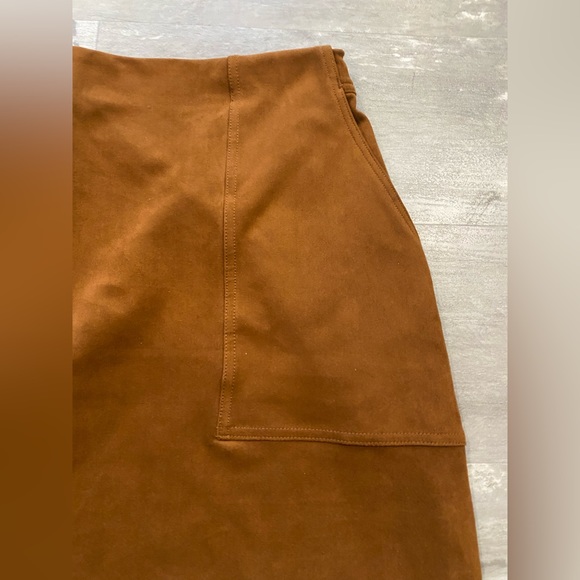 Banana Republic Faux Suede Skirt with pockets - Picture 5 of 6